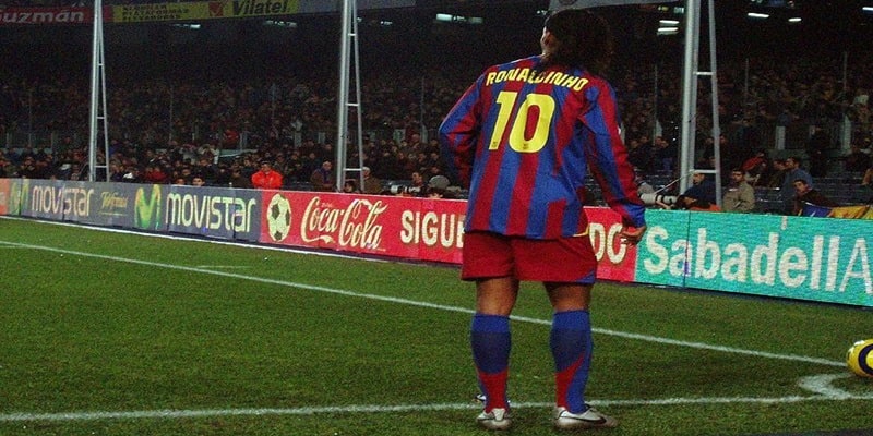 Ronaldinho là một trong số ít siêu sao có thể đá phạt góc trực tiếp thành bàn